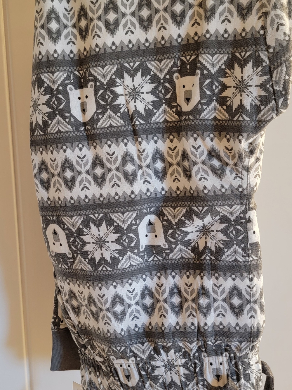 Old Navy Gray & White Polar Bear Pattern Men’s PJ Pants
